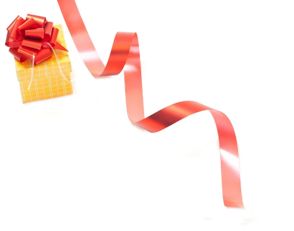 Beyaz izole kırmızı şerit yay ile hediye kutusu — Stok fotoğraf