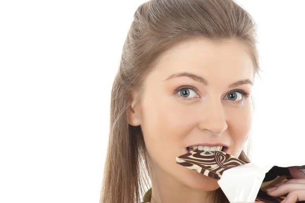 Портрет красивой женщины с шоколадом — стоковое фото
