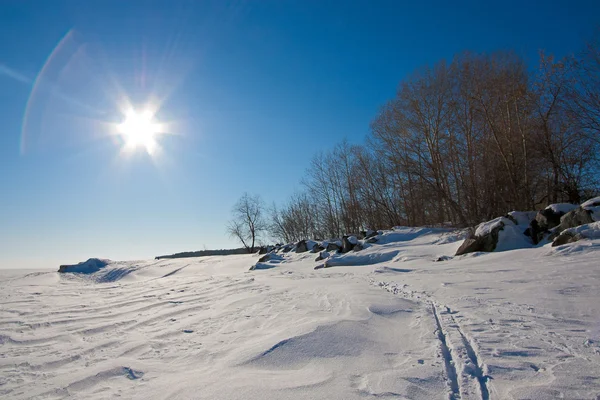 Снег и солнце — стоковое фото