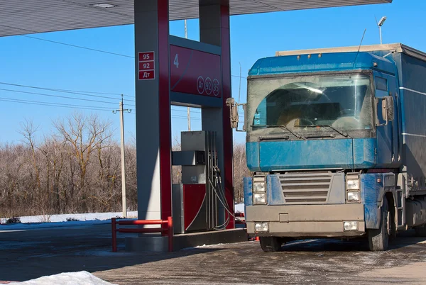 Lastbil på bensinstation — Stockfoto