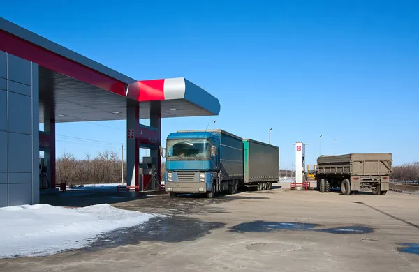 Caminhões no posto de gasolina — Fotografia de Stock