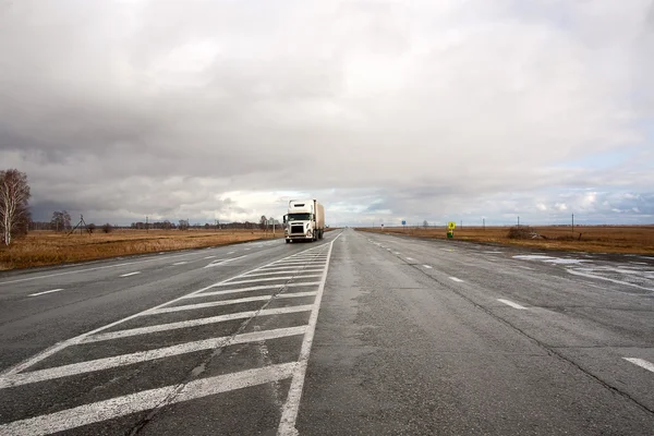Vrachtwagen op de snelweg — Stockfoto