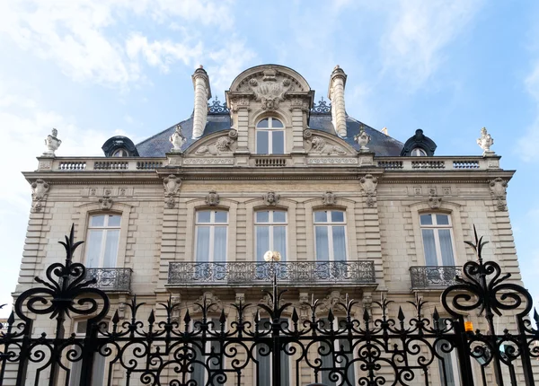 Maison de maître avec armoiries à Rennes, France Images De Stock Libres De Droits