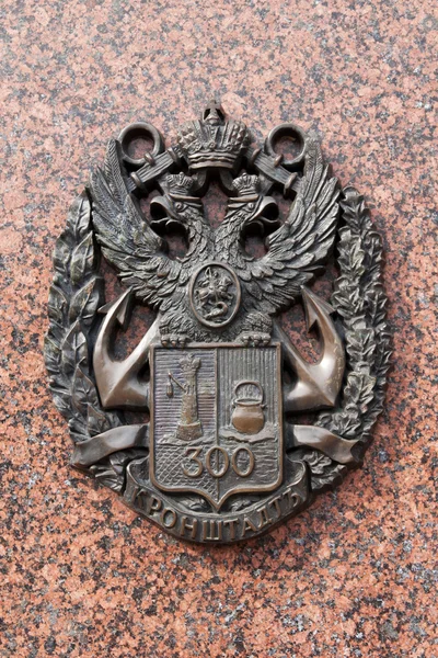Aquila a doppia testa e stemma di Kronstadt — Foto Stock