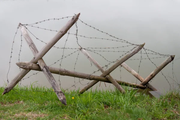Jiletli tel çit — Stok fotoğraf