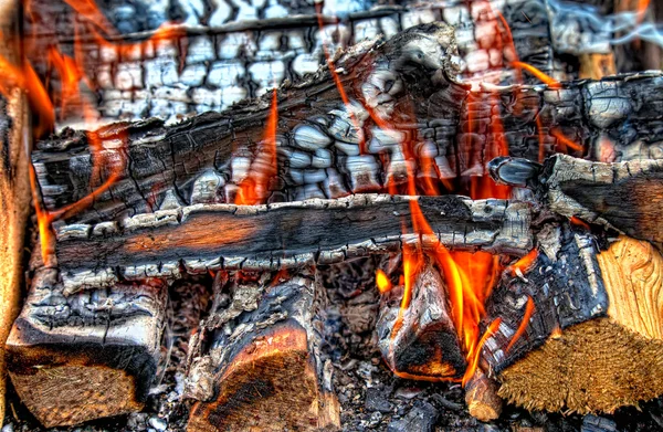 Primer plano de un fuego caliente ardiendo en una chimenea — Foto de Stock