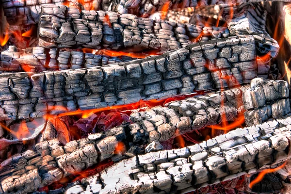 Nahaufnahme eines warmen Feuers, das in einem Kamin brennt — Stockfoto