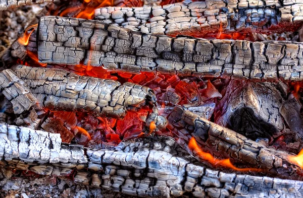 Closeup από μια θερμή πυρκαγιά καίει σε μια εστία — Φωτογραφία Αρχείου