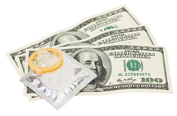 Kondom med pengar på vit — Stockfoto
