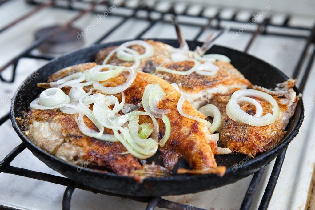 http://static7.depositphotos.com/1000471/677/i/950/depositphotos_6774162-Fried-fish-in-a-frying-pan.jpg