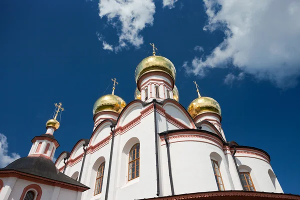Cupolas de la iglesia ortodoxa rusa contra el cielo azul . — Foto de Stock