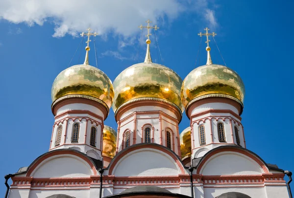 Cupolas of Russian orthodox church against blue sky. — Stock Photo, Image