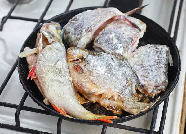 Fried fish in a frying pan — Stock Photo, Image