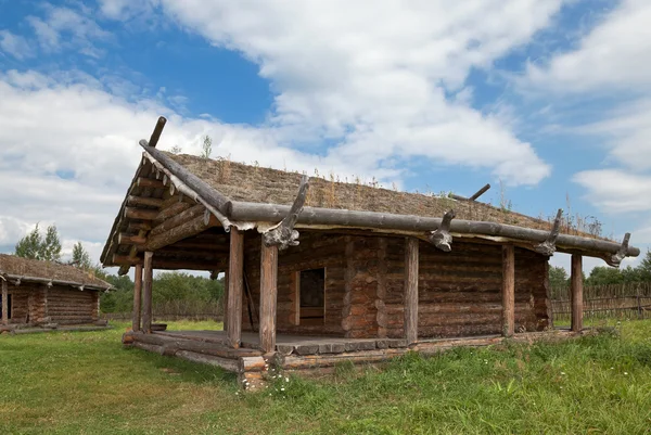 Starobylé tradiční ruské dřevěný dům — 图库照片
