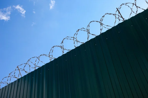 Taggtråd på staket — Stockfoto