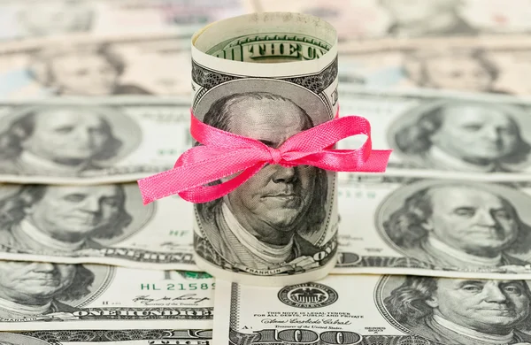 100 dollars américains enveloppés par un ruban sur fond d'argent — Photo