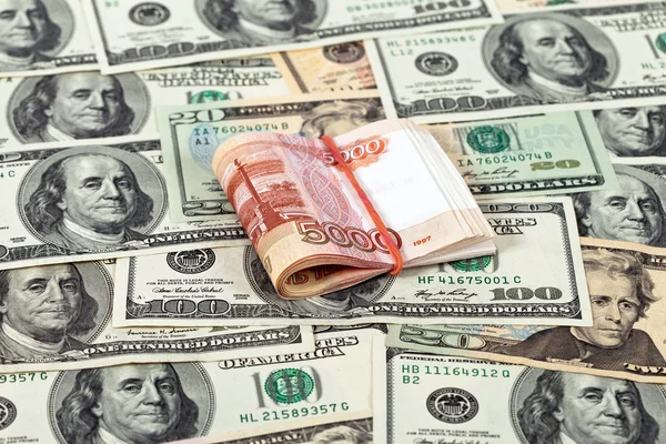 Vikta innebär att fem tusendels rubeln räkningar på dollar bakgrund — Stockfoto