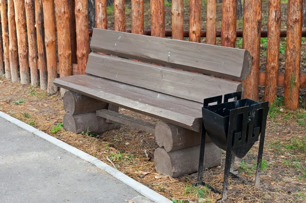 Drewniana ławka w parku — Zdjęcie stockowe