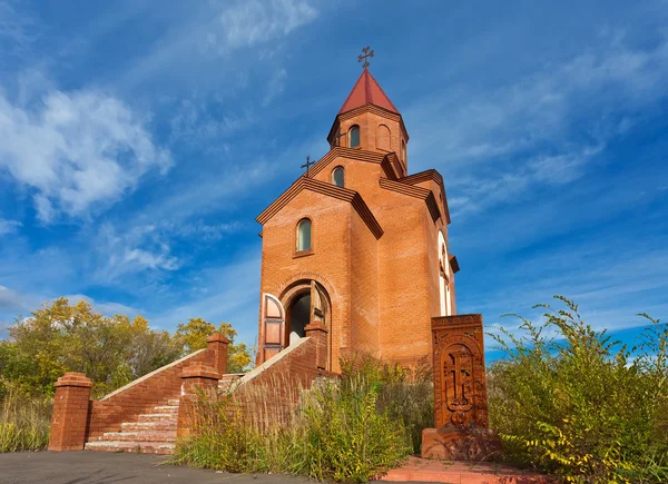 Armeniska kyrkan mot blå himmel — Stockfoto