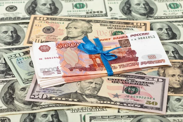 Dobrado cinco mil notas de rublo em dólares de fundo — Fotografia de Stock