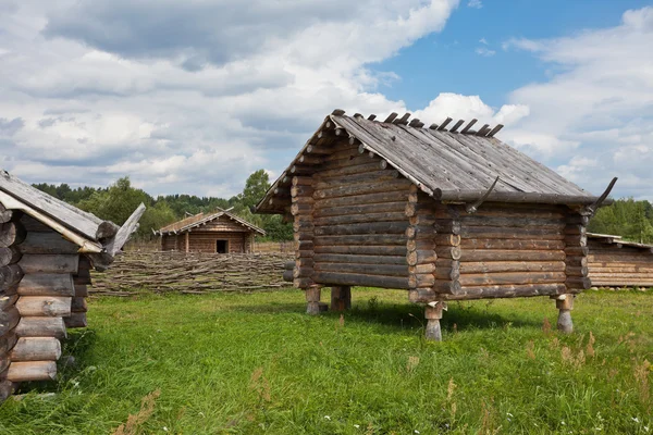Antigua casa de madera tradicional rusa del siglo X —  Fotos de Stock