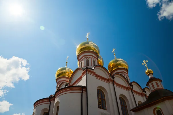 Cupole di chiesa ortodossa russa contro cielo azzurro — Foto Stock