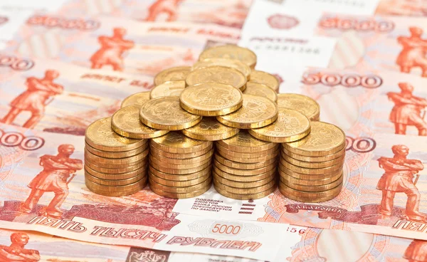 Notas e moedas de rublos russos . Fotos De Bancos De Imagens