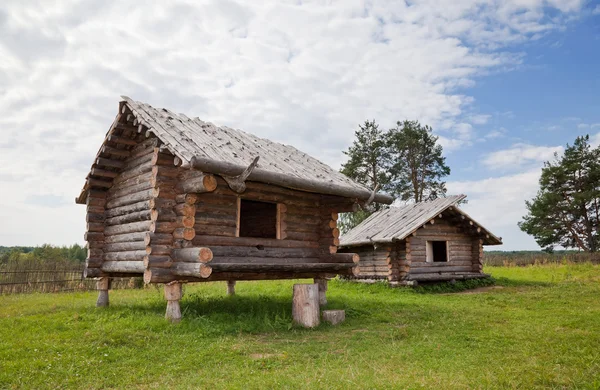 Antigua casa de madera tradicional rusa del siglo X — Foto de Stock