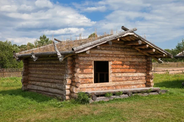 Oude traditionele Russische houten huis x eeuw — Stockfoto