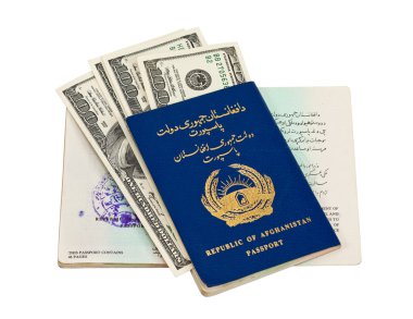 Beyaz arka plan üzerinde izole para ve Afganistan pasaportu