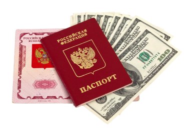 Rus pasaportu ve bize beyaz zemin üzerine izole dolar