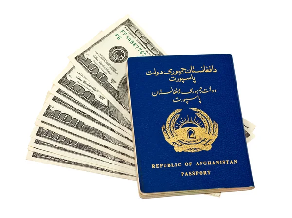 Pasaporte y dinero de Afganistán aislados sobre fondo blanco — Foto de Stock