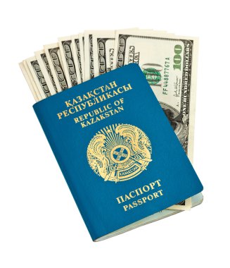 Beyaz arka plan üzerinde izole para ve Kazakistan pasaportu