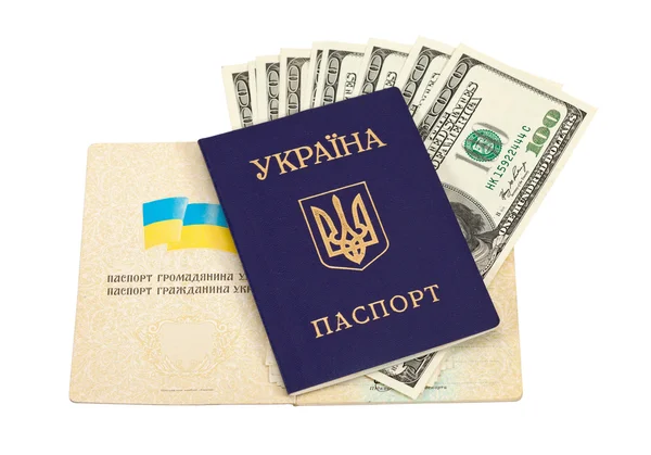 Oekraïense paspoort en geld geïsoleerd op witte achtergrond — Stockfoto