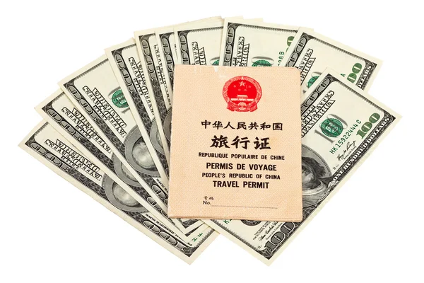Permis de voyage chinois et dollars américains sur blanc Photos De Stock Libres De Droits