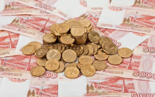 Ruských rublů bankovky a mince. — Stock fotografie