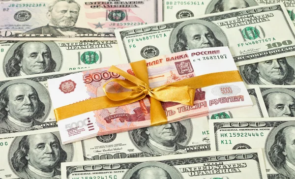 Rus Rublesi faturaları dolar fon üzerine — Stok fotoğraf