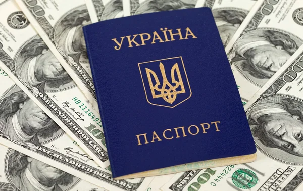 Pasaporte ucraniano en dólares estadounidenses fondo —  Fotos de Stock