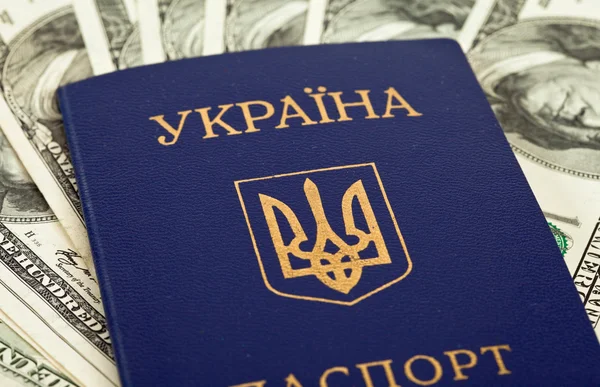 Pasaporte ucraniano en dólares estadounidenses fondo —  Fotos de Stock