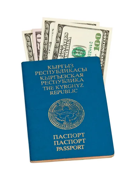 Passaporte e dinheiro quirguiz, isolado sobre fundo branco — Fotografia de Stock