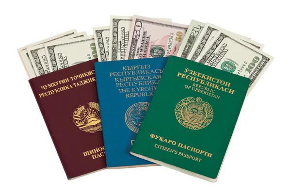 Passeports étrangers et dollars américains sur blanc — Photo