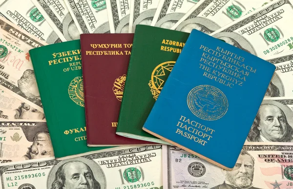 Passaporti stranieri su sfondo dollari USA — Foto Stock