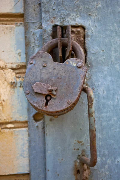 Eski bir metal kapı paslı asma kilit — Stok fotoğraf