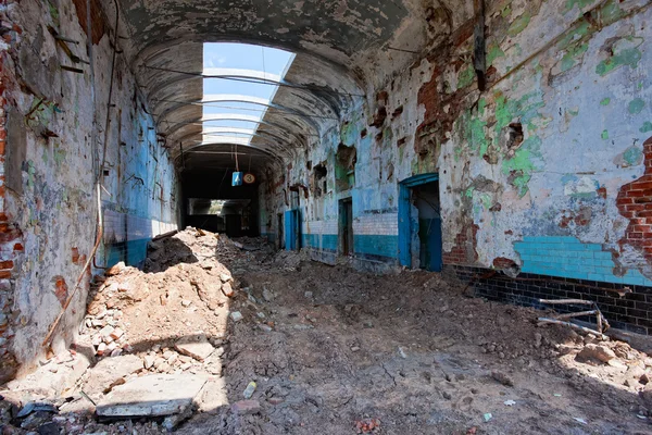 Romok, kilátás egy régi elhagyatott gyárépületre. — Stock Fotó