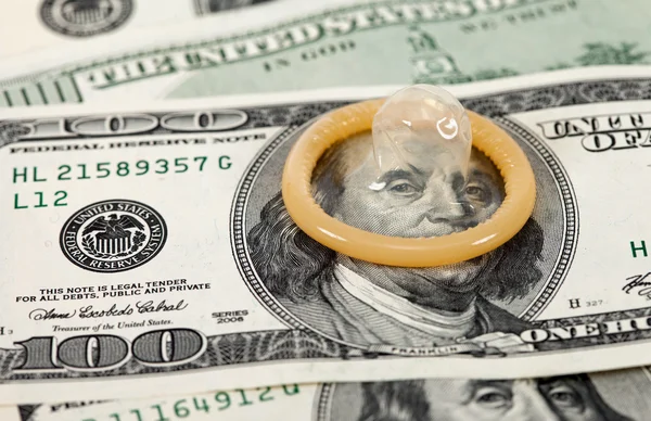 Kondom på den amerikanska dollar räkningar — Stockfoto