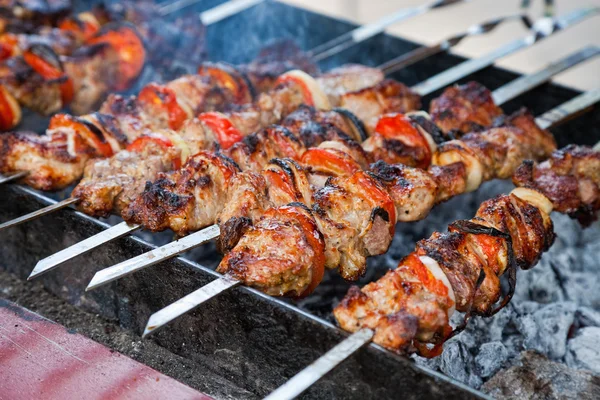 Soczyste plastry mięsa z sosem przygotować w ogniu (szaszłyk kebab). — Zdjęcie stockowe