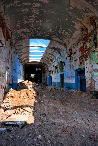 Rovine, veduta di un vecchio edificio di fabbrica abbandonato. — Foto Stock