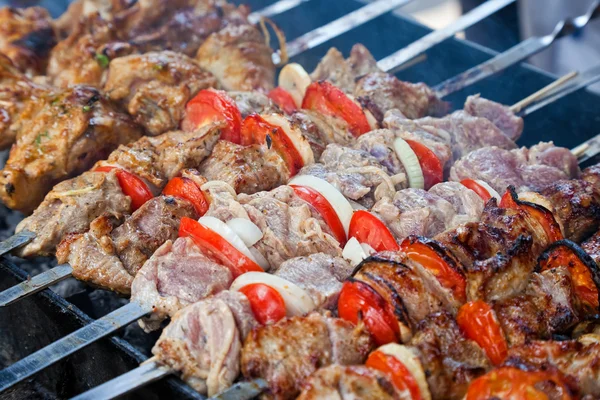 Сочные куски мяса с соусом готовятся к пожару — стоковое фото