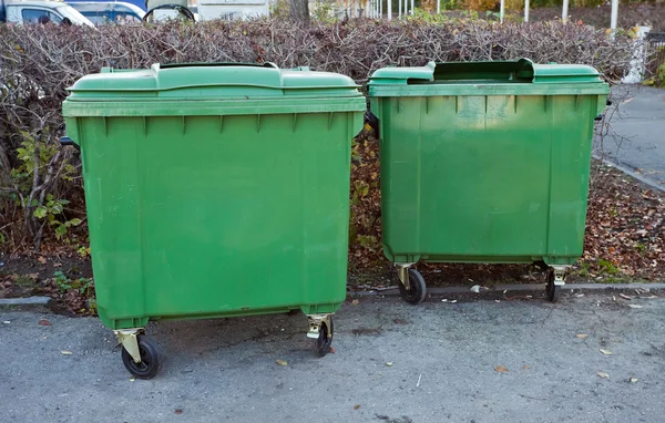 Dwa zielone pojemniki recyklingu — Zdjęcie stockowe
