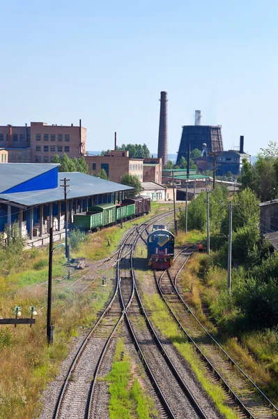Przemysłowy krajobraz z rury i kolejowego. — Zdjęcie stockowe